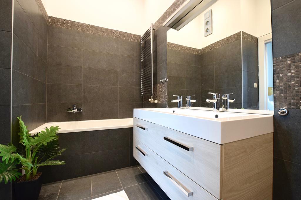 Luxury Apartment By Hi5 - Kiraly Street Suite ブダペスト エクステリア 写真