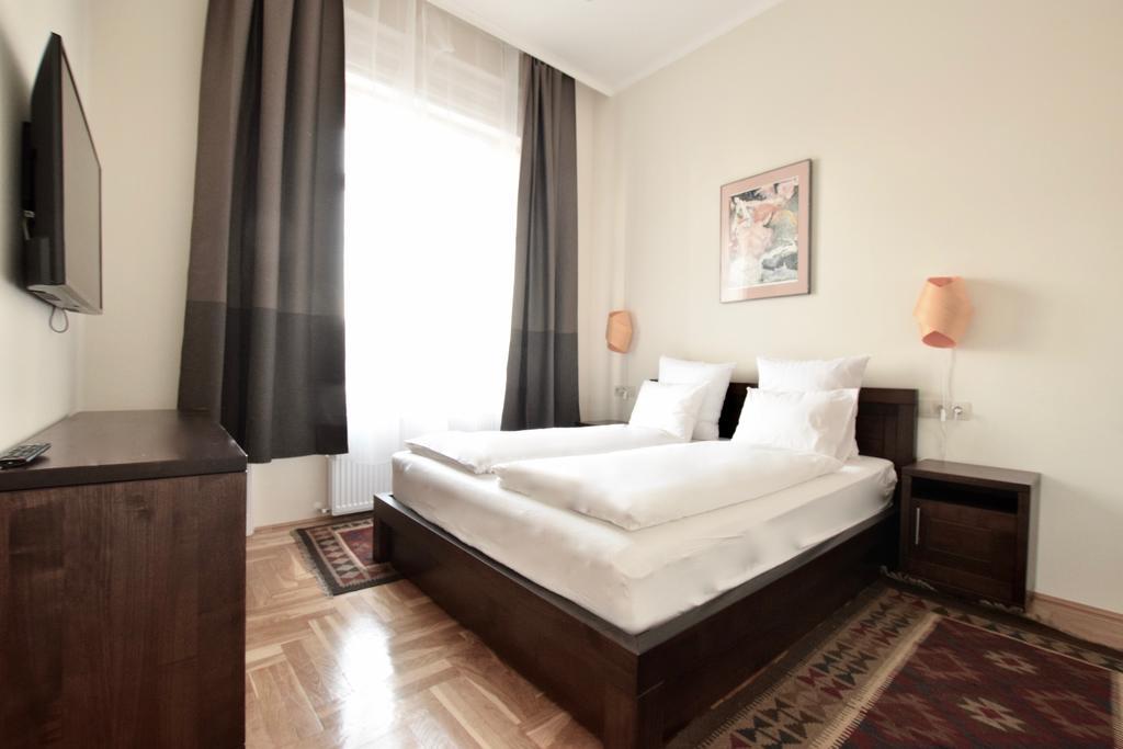 Luxury Apartment By Hi5 - Kiraly Street Suite ブダペスト エクステリア 写真